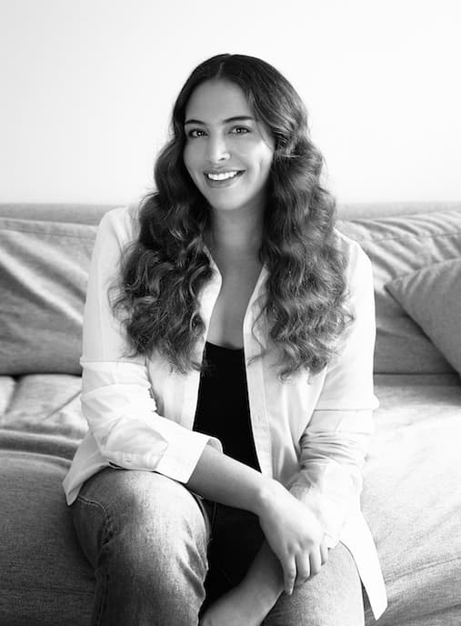 Retrato oficial en blanco y negro de la diseñadora Alexandra Bueno