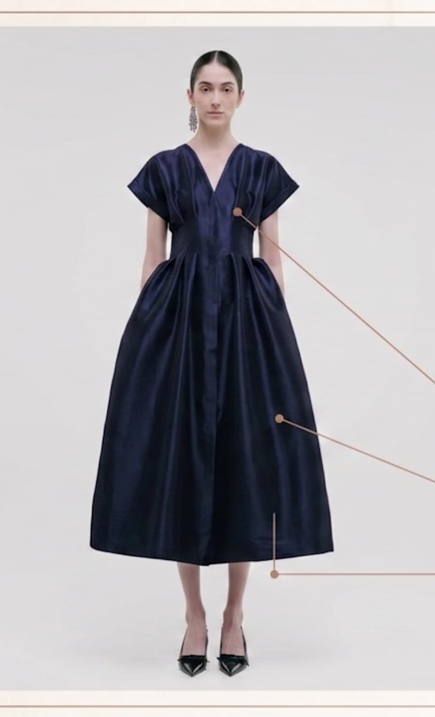 Vestido estructurado azul asociado al trabajo técnico para Kika Vargas