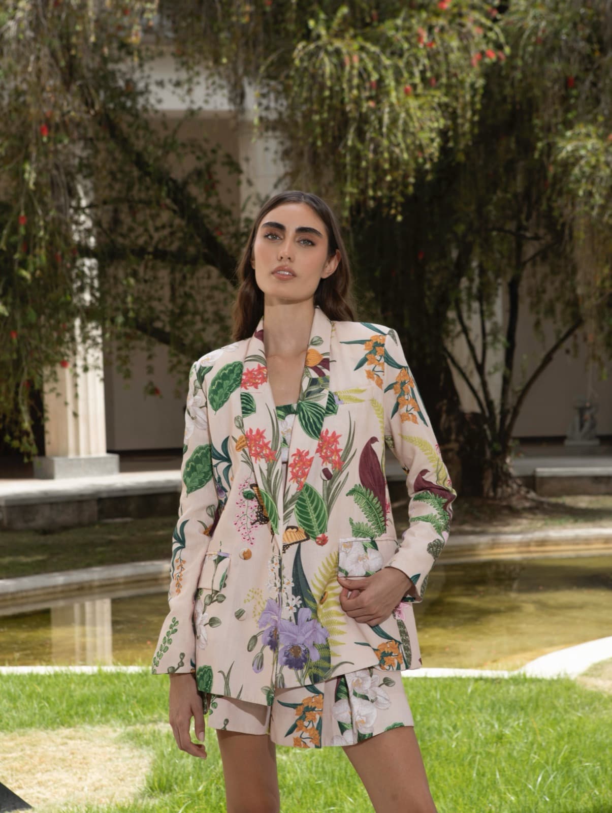 Campaña floral de No Pise La Grama con sastrería botánica en jardín